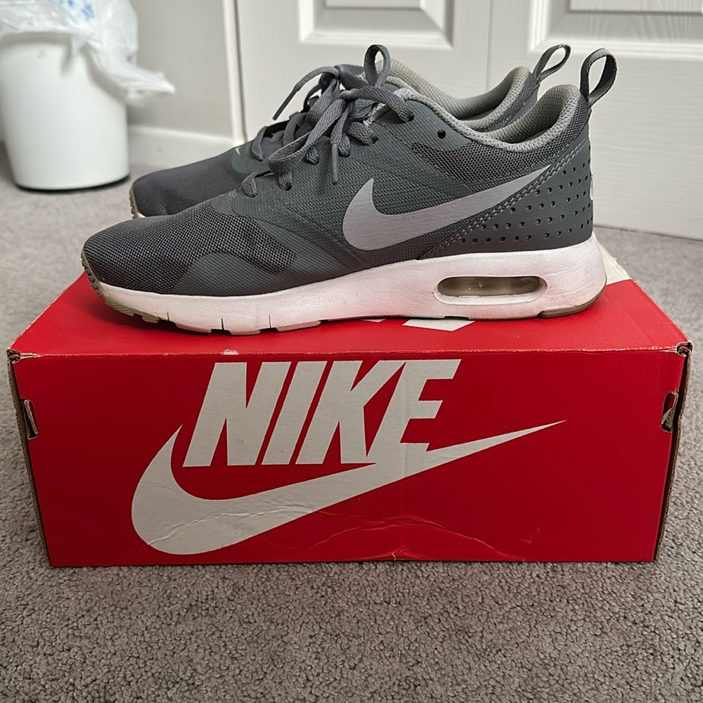NIKE AIR MAX TAVAS GREY (4.5Y or 6.5 women) - Picture 3 of 11